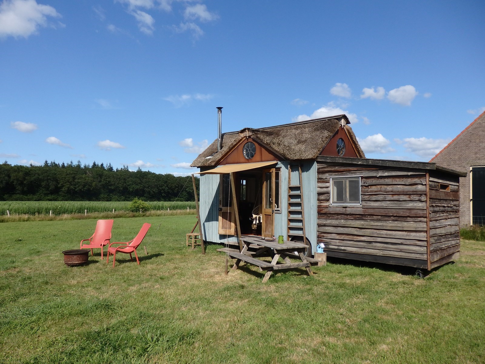 Pioniershuisje in een eigen weide