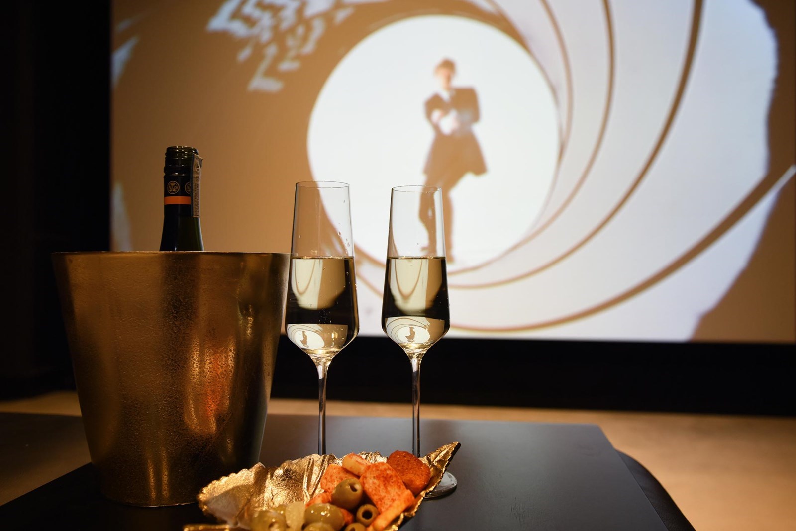 Bioscoop & BBQ/DINER & Bubbelbad & Booz & Sauna. Alles privé!