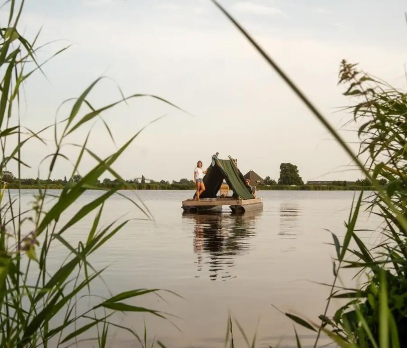 Origineel overnachten op een gemotoriseerd kampeervlot