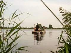 Doorkruis de Nederlandse natuur met een gemotoriseerd kampeervlot Doorkruis de Nederlandse natuur met een gemotoriseerd kampeervlot