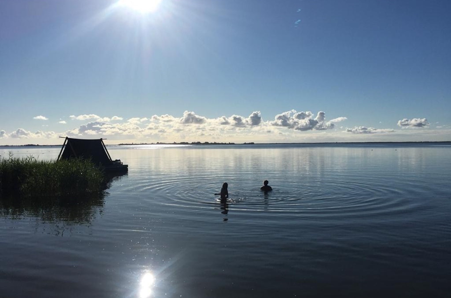 Origineel overnachten op een gemotoriseerd kampeervlot