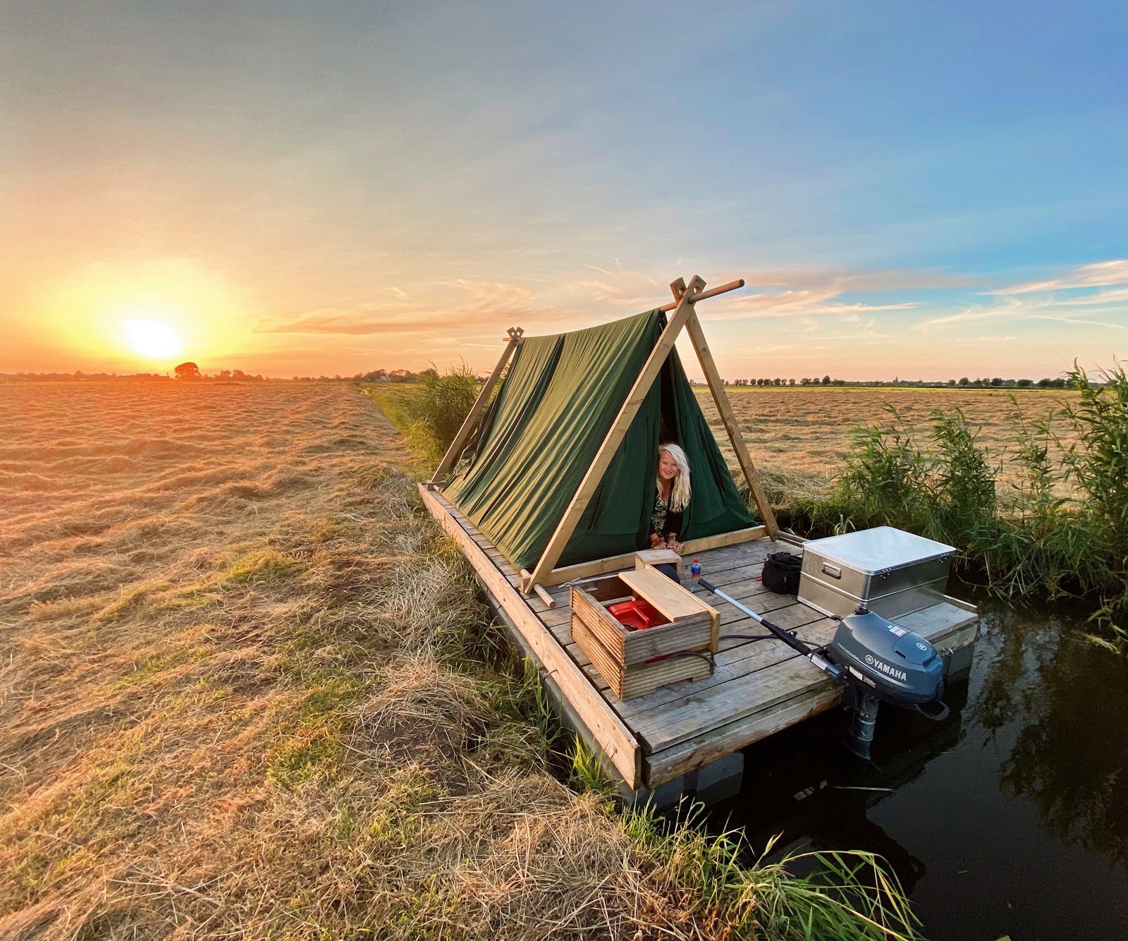 Origineel overnachten op een gemotoriseerd kampeervlot