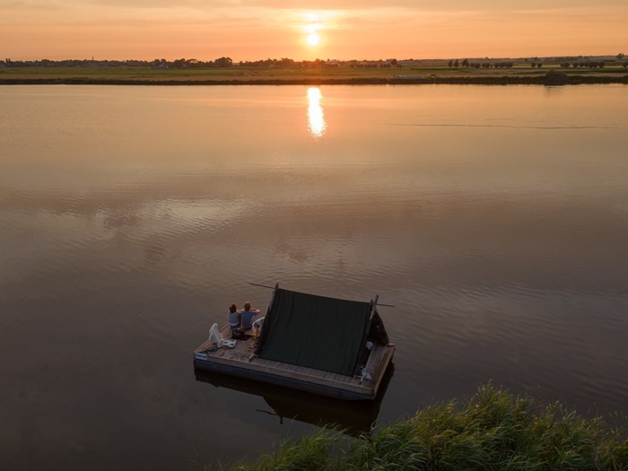 Doorkruis de Nederlandse natuur met een gemotoriseerd kampeervlot Doorkruis de Nederlandse natuur met een gemotoriseerd kampeervlot