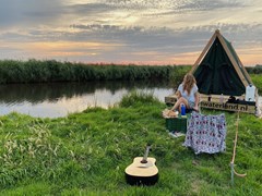 Doorkruis de Nederlandse natuur met een gemotoriseerd kampeervlot Doorkruis de Nederlandse natuur met een gemotoriseerd kampeervlot