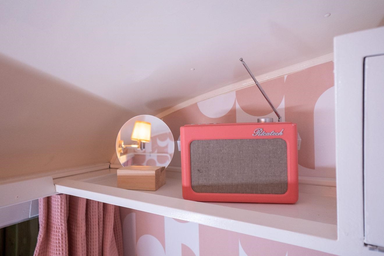 Vintage caravan op een indoor camping