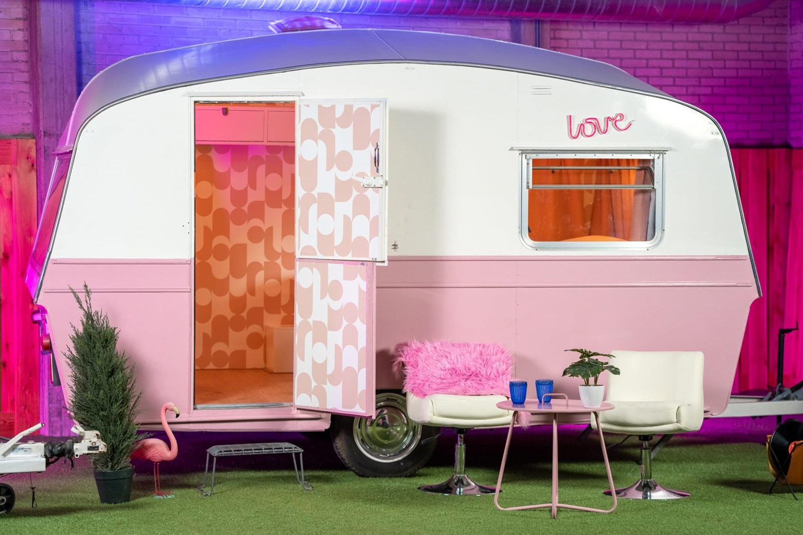 Vintage caravan op een indoor camping