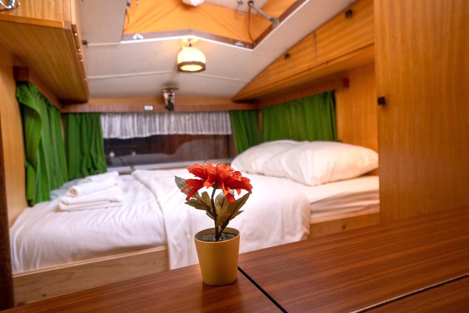 Classic caravan op een indoor camping
