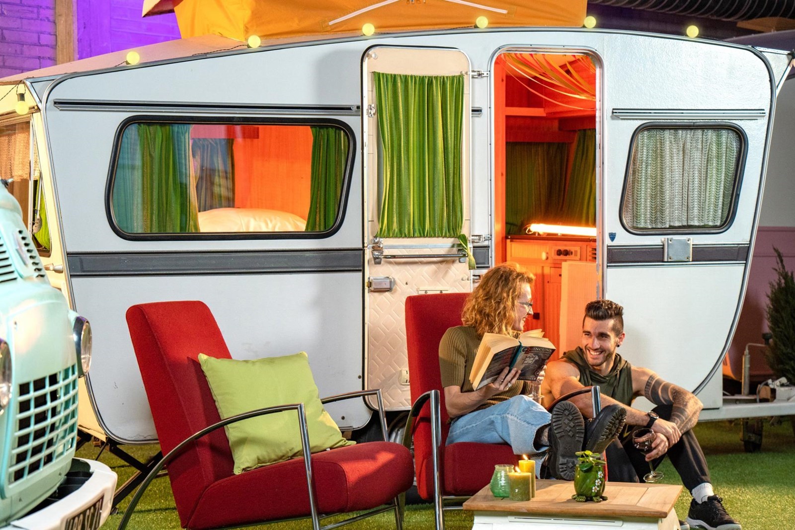 Classic caravan op een indoor camping