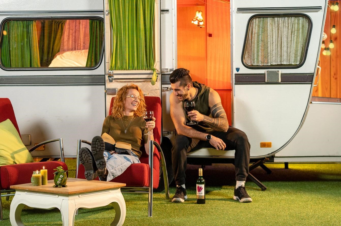 Classic caravan op een indoor camping