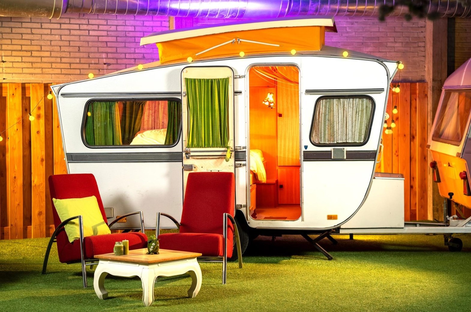 onvergeeflijk Oom of meneer wandelen Classic caravan op een indoor camping - OrigineelOvernachten