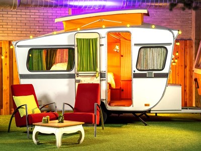Classic caravan op een indoor camping Classic caravan op een indoor camping