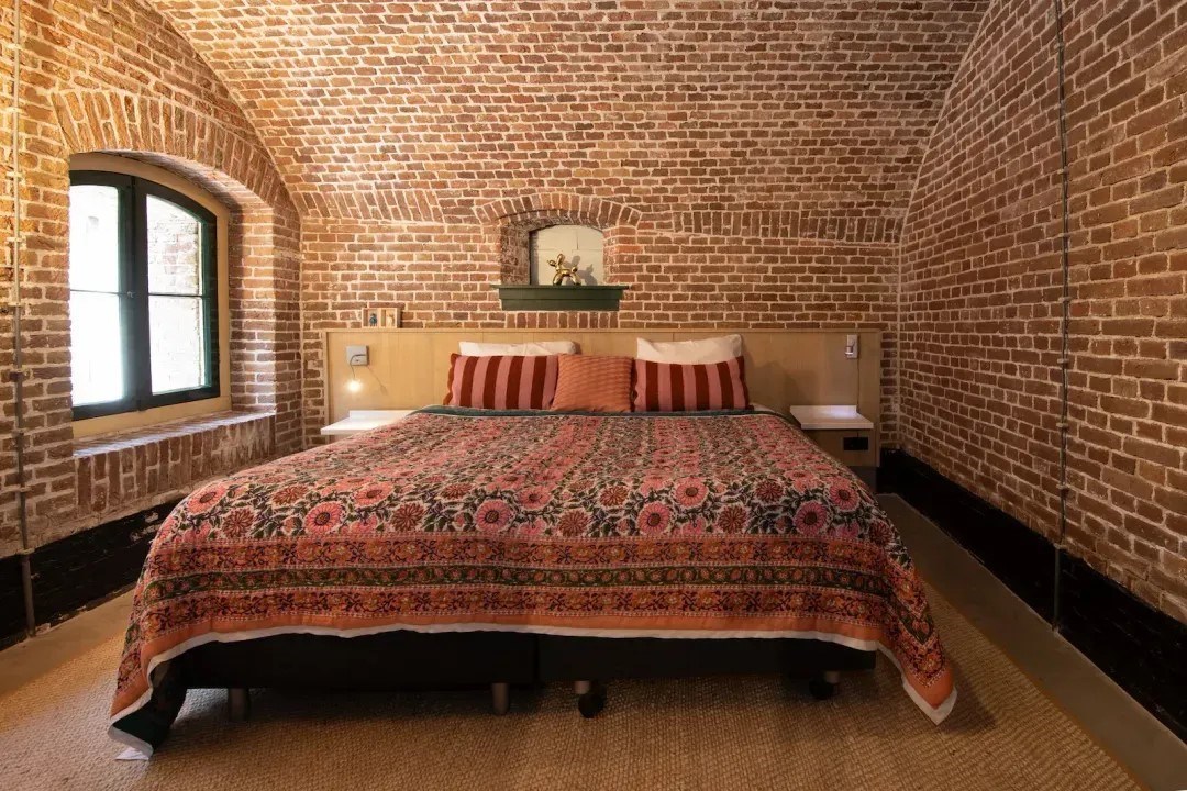 Overnachten in de voormalige Kruitkamer van het Fort