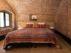 Overnachten in de voormalige Kruitkamer van het Fort Overnachten in de voormalige Kruitkamer van het Fort