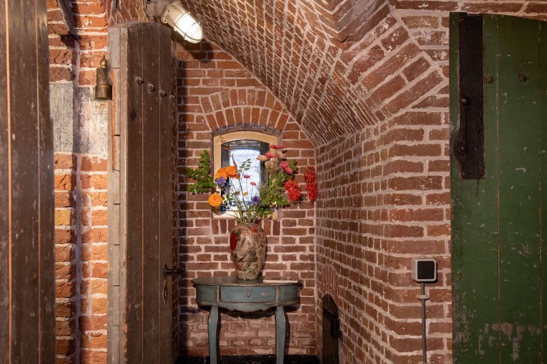 Overnachten in de voormalige Kruitkamer van het Fort