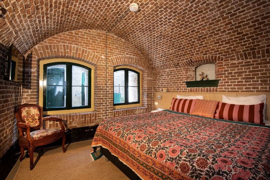 Overnachten in de voormalige Kruitkamer van het Fort