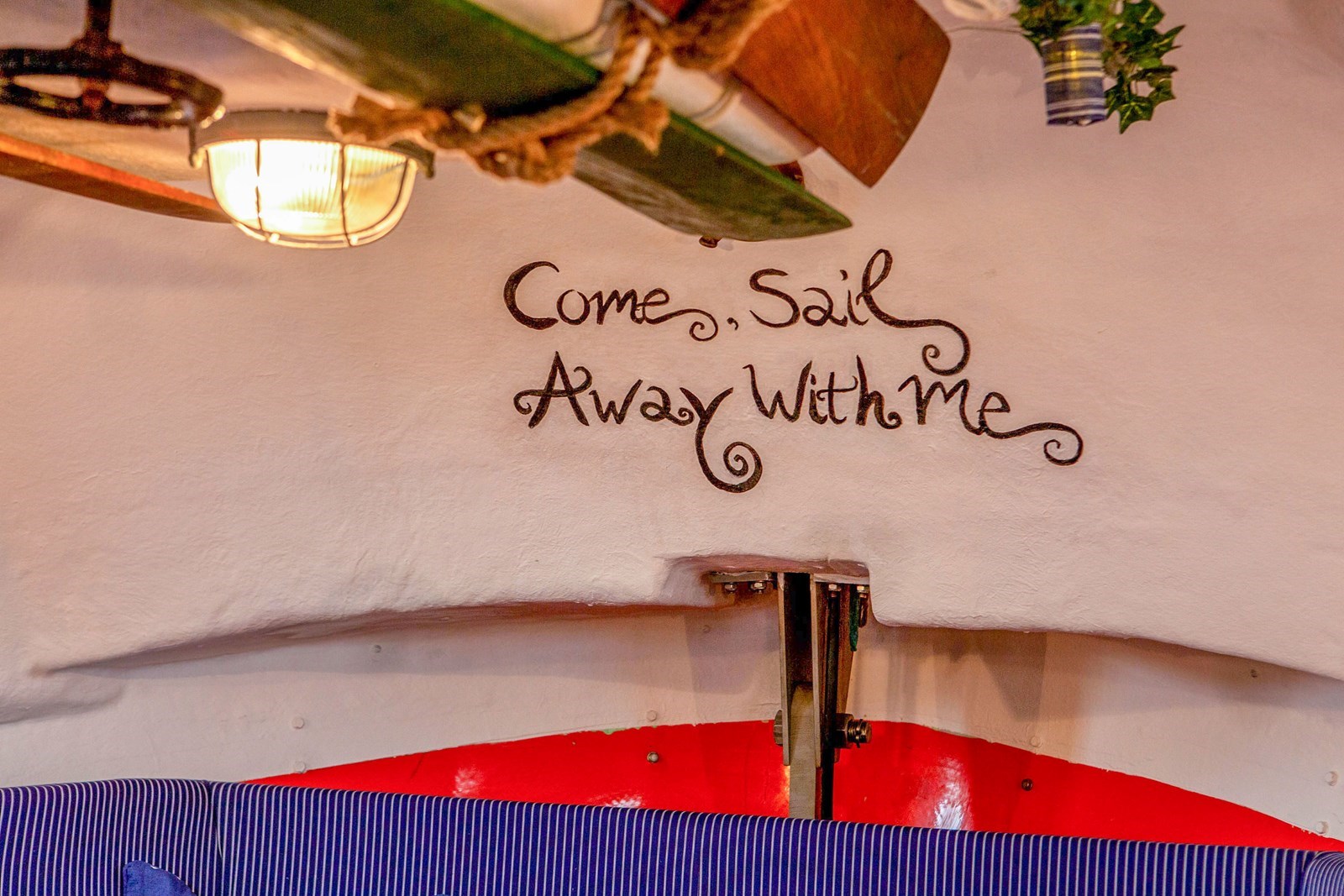 Slapen op het water in een echte Reddingsboot