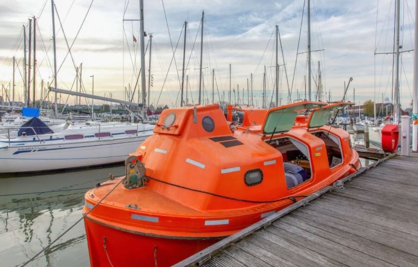 Slapen op het water in een echte Reddingsboot