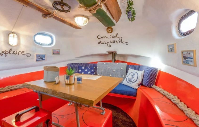 Slapen op het water in een echte Reddingsboot