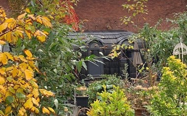 Houten Tiny house in een groene stadstuin Houten Tiny house in een groene stadstuin