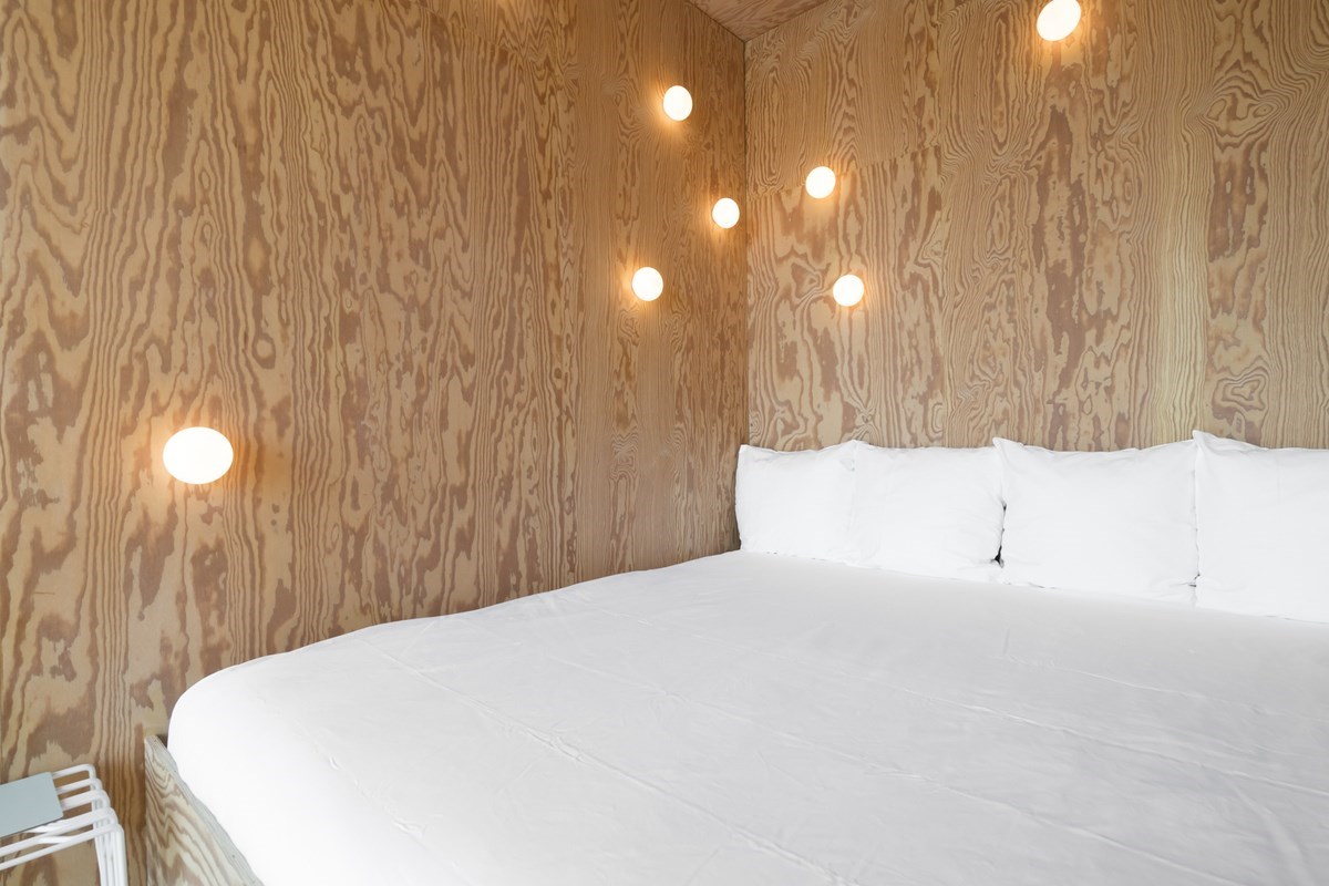 Zeecontainer hoog boven de grond