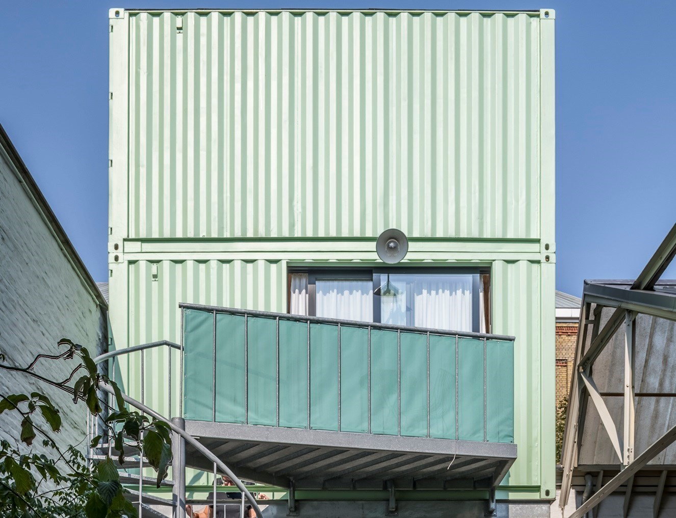 Zeecontainer hoog boven de grond