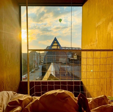 Zeecontainer hoog boven de grond