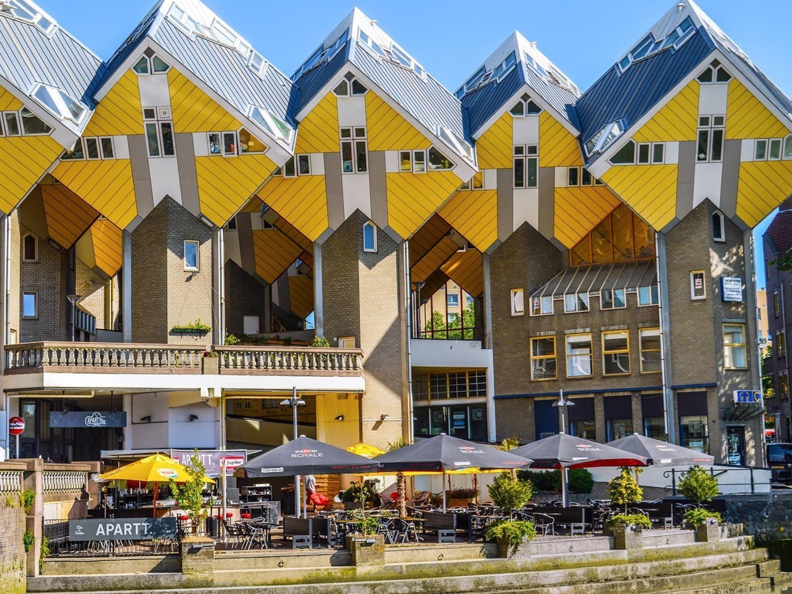 Slapen in de wereldberoemde kubuswoning van Rotterdam