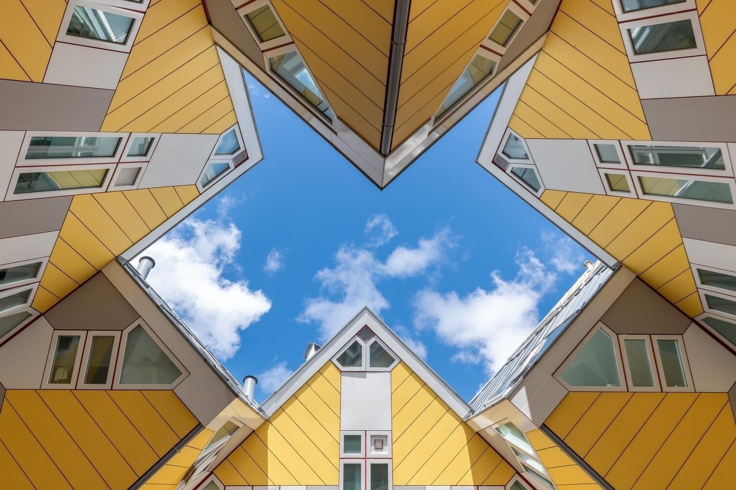 Slapen in de wereldberoemde kubuswoning van Rotterdam