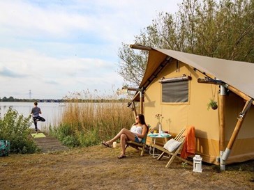 Stoere safaritent aan het water Stoere safaritent aan het water