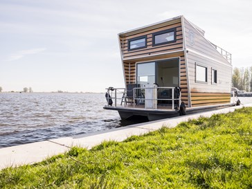 Tiny Houseboat op het water Tiny Houseboat op het water