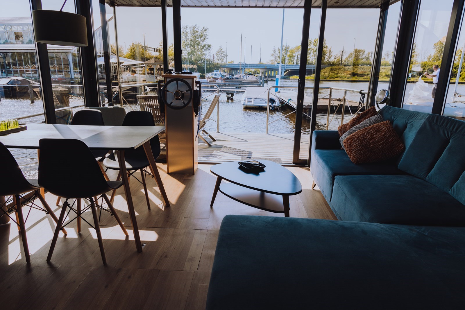 Tiny woonboot op het Uitgeestermeer
