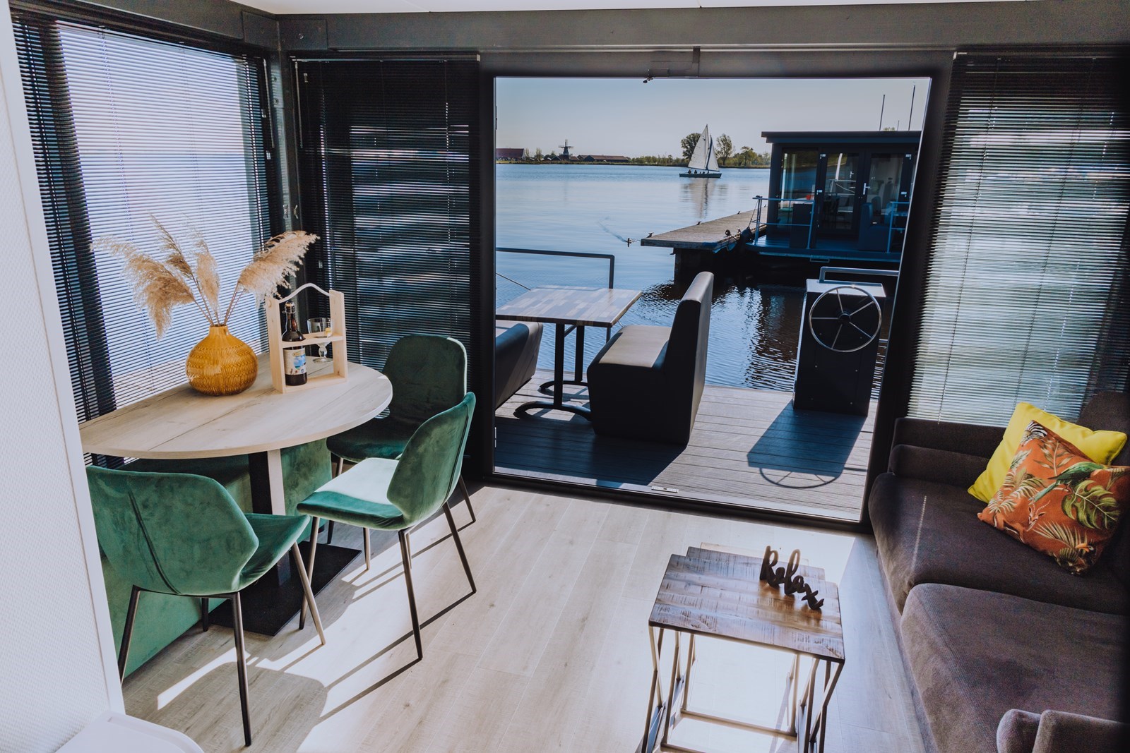 Luxe Havenlodge op het Uitgeestermeer