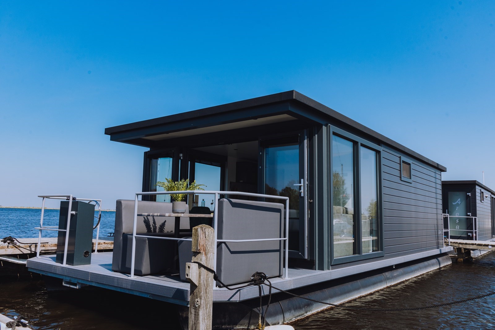 Luxe Havenlodge op het Uitgeestermeer