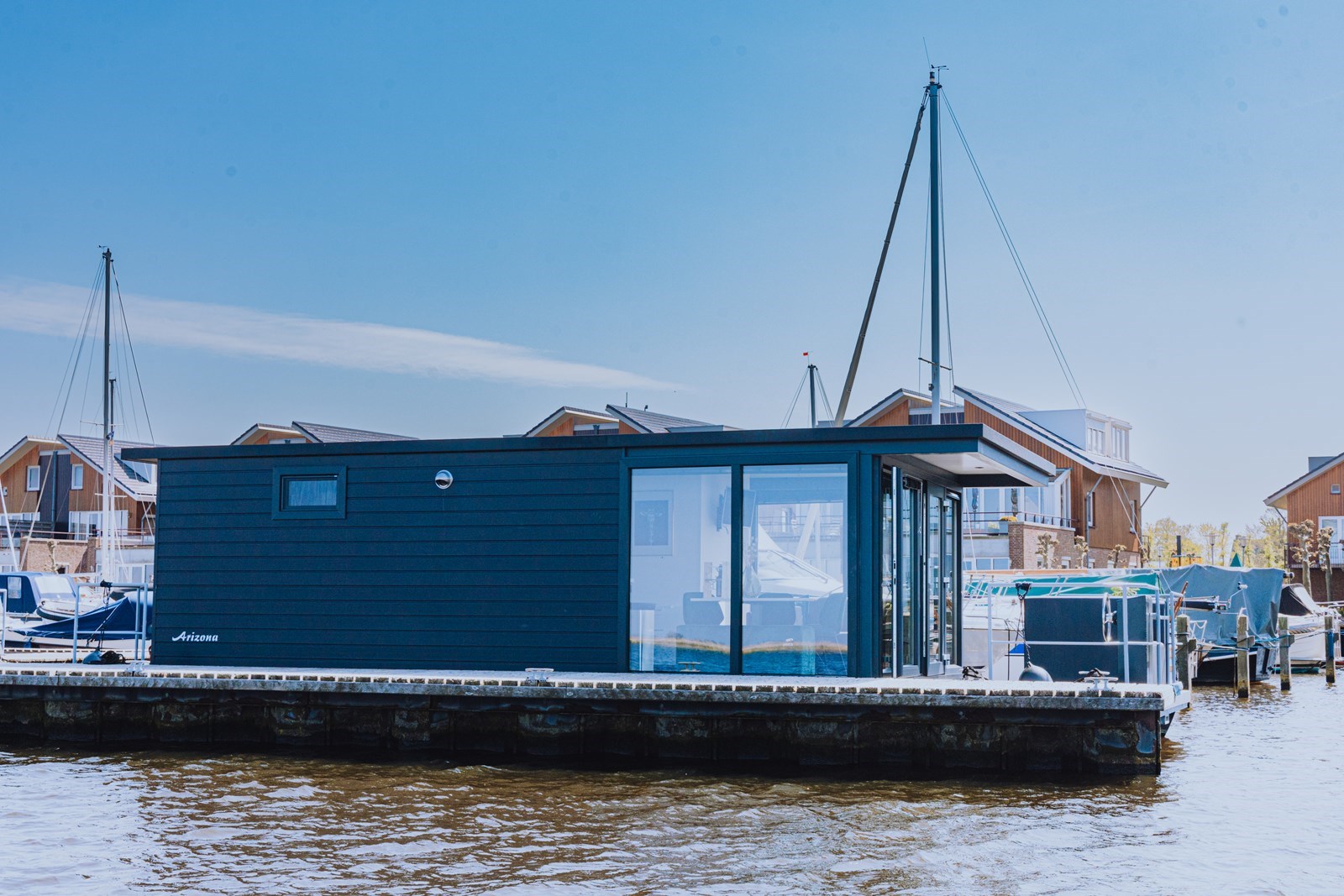 Luxe Havenlodge op het Uitgeestermeer