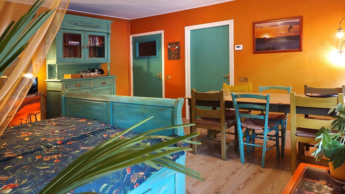 Slapen in een kleurrijk appartement geïnspireerd op India 