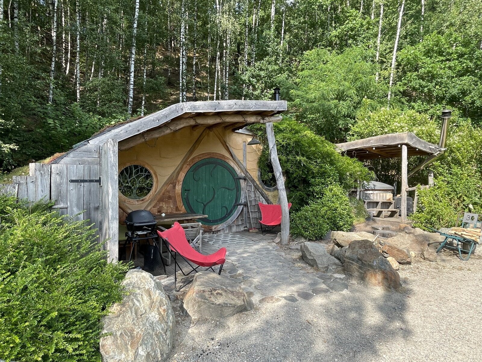 Slaap in je eigen sprookjes hobbithuisje met hottub
