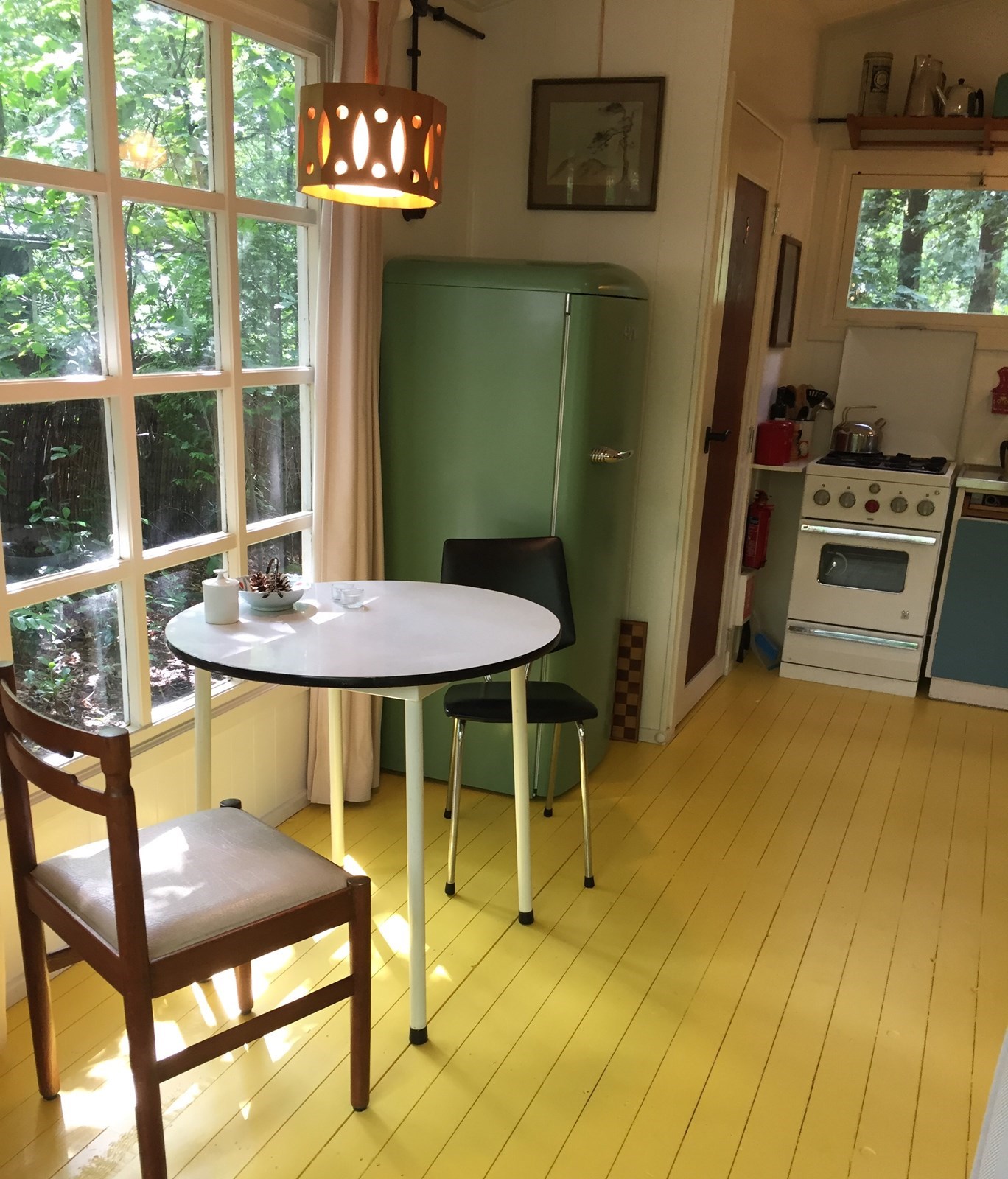 Boshuisje in jaren vijftig-stijl 