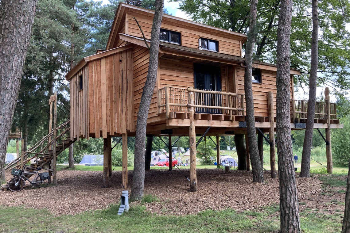 Boomhut voor 6 personen met badkamer en keuken