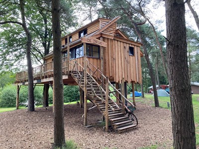 Boomhut voor 6 personen met badkamer en keuken Boomhut voor 6 personen met badkamer en keuken