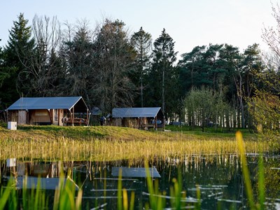 Safaritent aan een ven Safaritent aan een ven