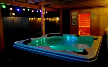 Privé Wellnessbungalow met meerdere sauna’s en jacuzzi Privé Wellnessbungalow met meerdere sauna’s en jacuzzi