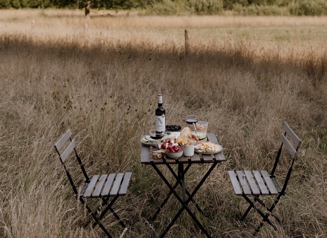 Origineel overnachten in een unieke transparante slaapunit in de natuur