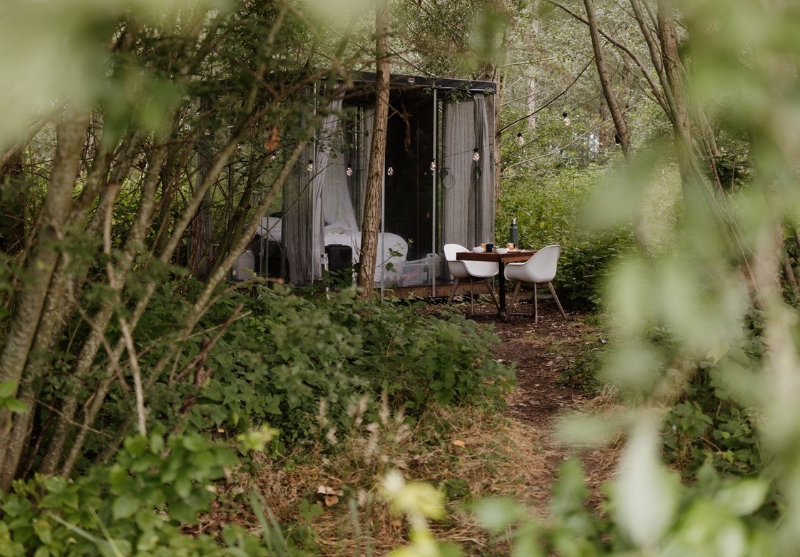 Origineel overnachten in een unieke transparante slaapunit in de natuur