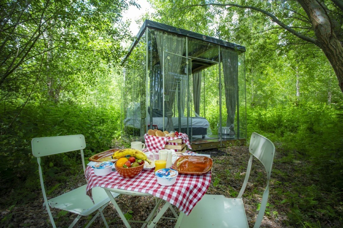 Origineel overnachten in een unieke transparante slaapunit in de natuur