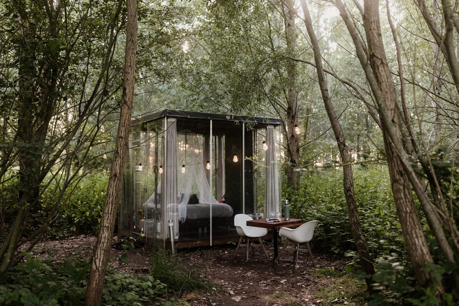 Origineel overnachten in een unieke transparante slaapunit in de natuur