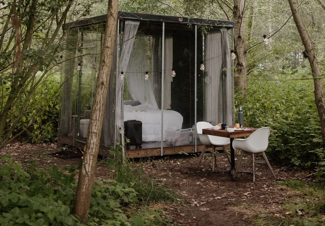 Origineel overnachten in een unieke transparante slaapunit in de natuur