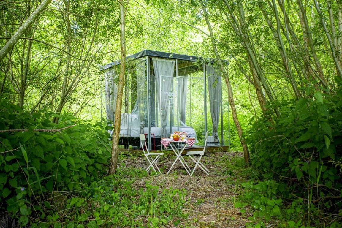 Origineel overnachten in een unieke transparante slaapunit in de natuur