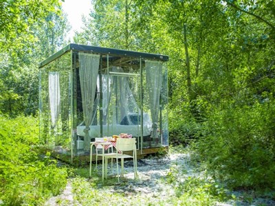 Een unieke overnachting in een glazen hotelkamer in het bos Een unieke overnachting in een glazen hotelkamer in het bos