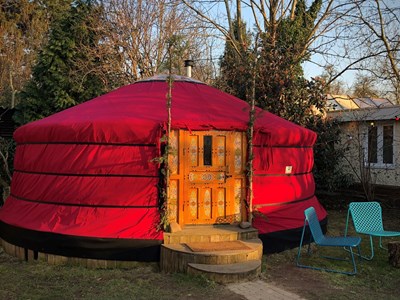 Yurt in de tuin van een vakwerkboerderij Yurt in de tuin van een vakwerkboerderij