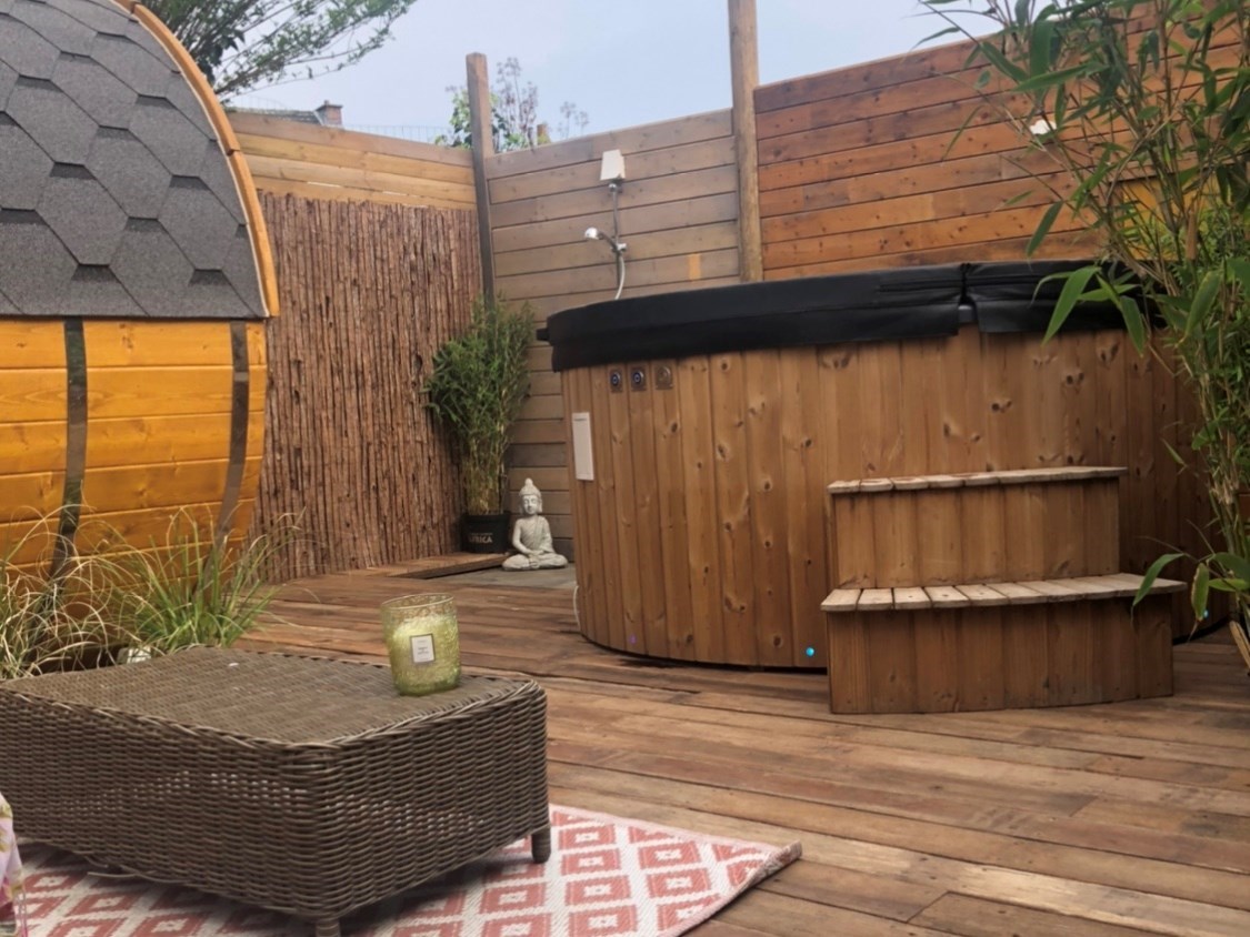 Yurt in de tuin van een vakwerkboerderij